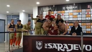 Ludnica nakon pobjede: Igrači Sarajeva upali na press konferenciju trenera Varešanovića
