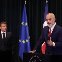 Makron: Što se tiče Francuske, suspendovana je liberalizacija viza za Kosovo