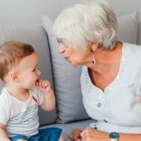 Plaća bakama da joj čuvaju djecu: Mladu mamu uvjeravaju da to ne treba raditi