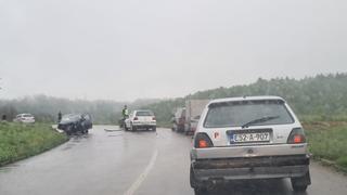 Nesreća u Cazinu: Sudarila se dva vozila, automobili slupani
