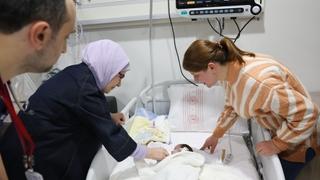 Prva dama Turske posjetila 16 beba spašenih iz ruševina