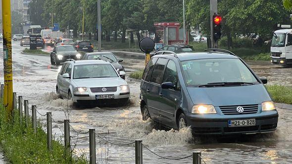 Ulice neprohodne i poplavljene - Avaz