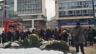 "Avaz" na licu mjesta: Položeno cvijeće na spomen-obilježju ubijenoj djeci opkoljenog Sarajeva