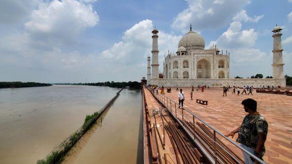 A swollen Yamuna river rises to the periphery of the Taj Mahal monument in Agra, India - Avaz