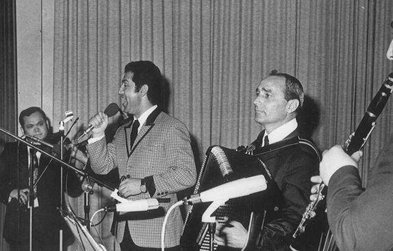 S harmonikašem Jovicom Petkovićem na koncertu u Beču, 1972. godine - Avaz