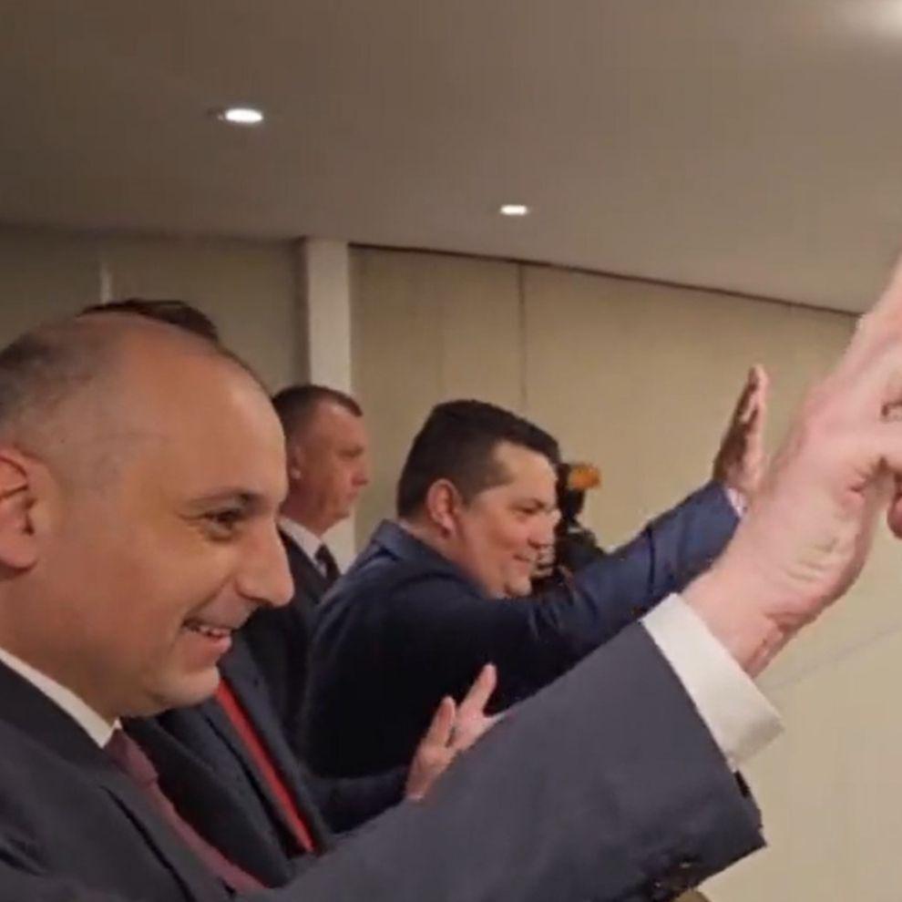 Poslanici NSRS u Dumi dočekani aplauzom