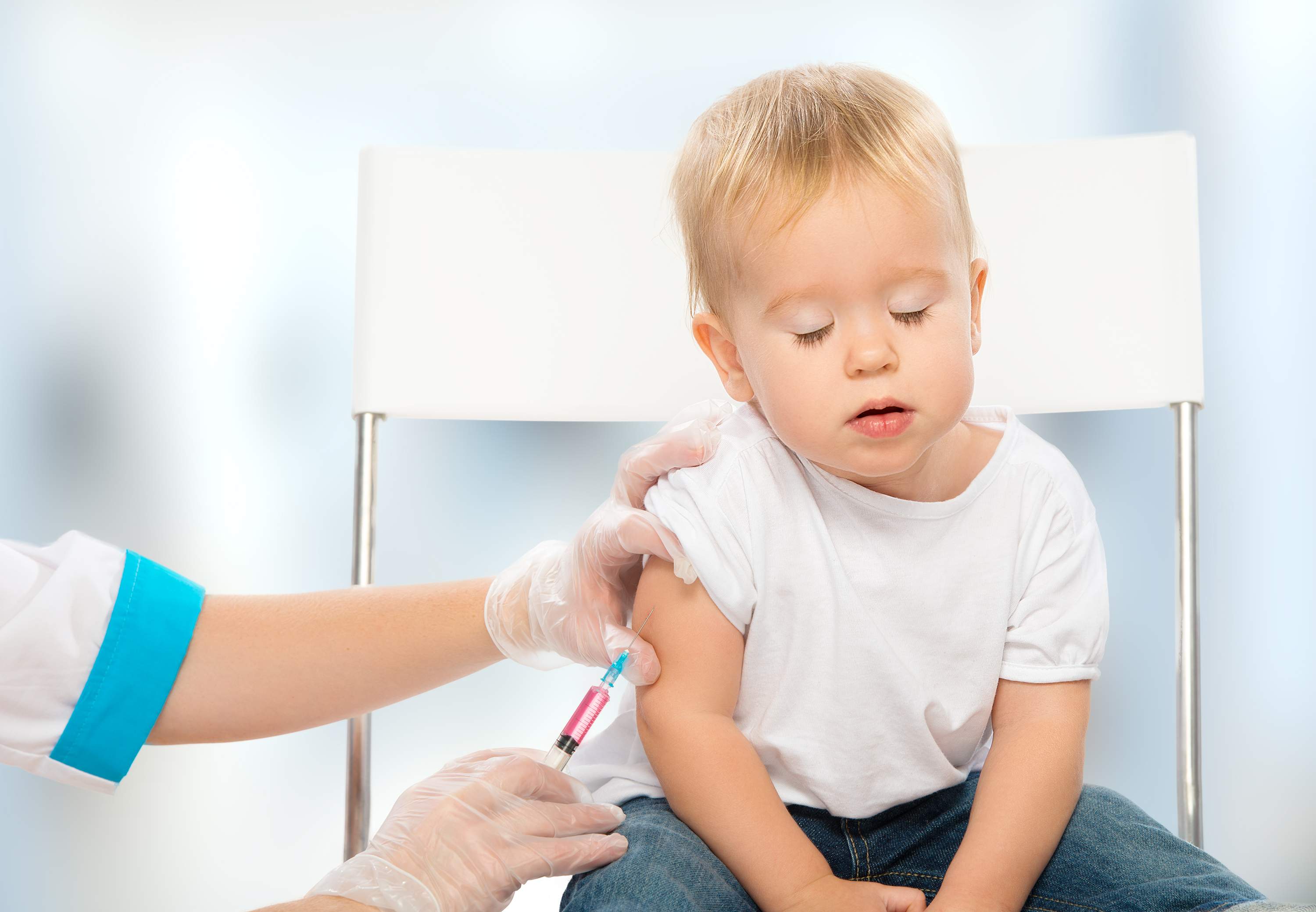 Включи маленькие дети делают укол. Вакцинация детей. Прививка детям. Уколы детям. Прививки в детском саду.
