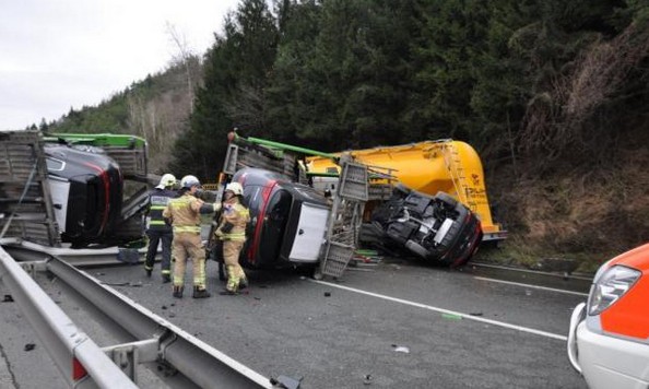 SLOVENIJA Prevrnuo Se Kamion Koji Je Prevozio Automobile | Avaz