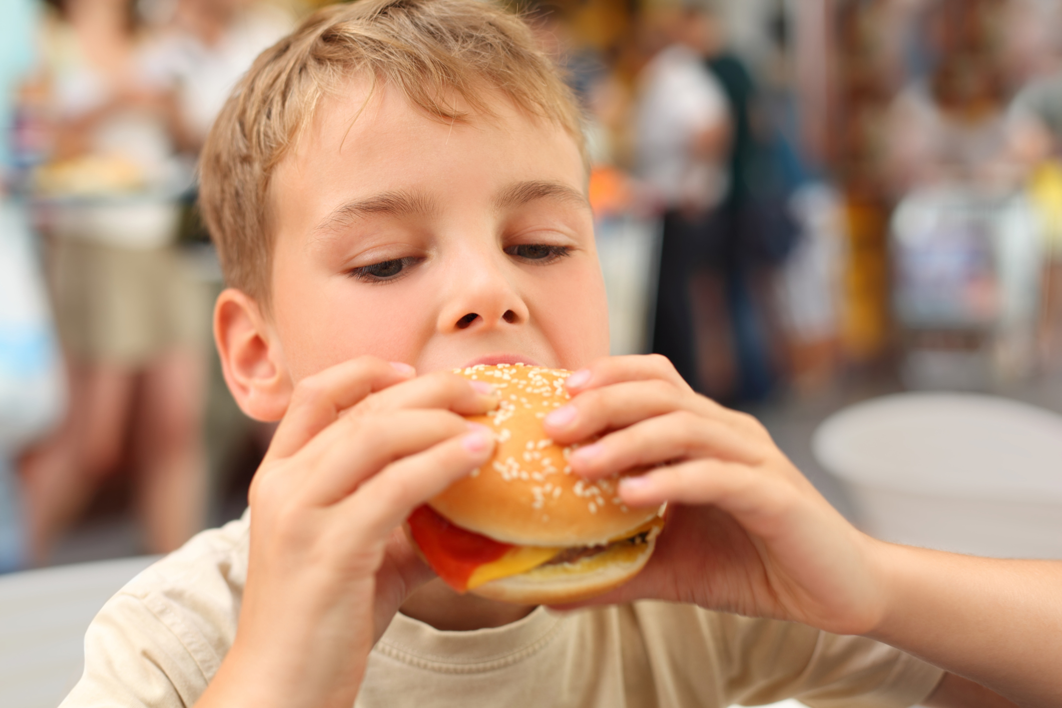 Starts with eating. Ребенок ест гамбургер. Ребенок ест фаст фуд. Мальчик ест бургер. Неправильное питание детей.