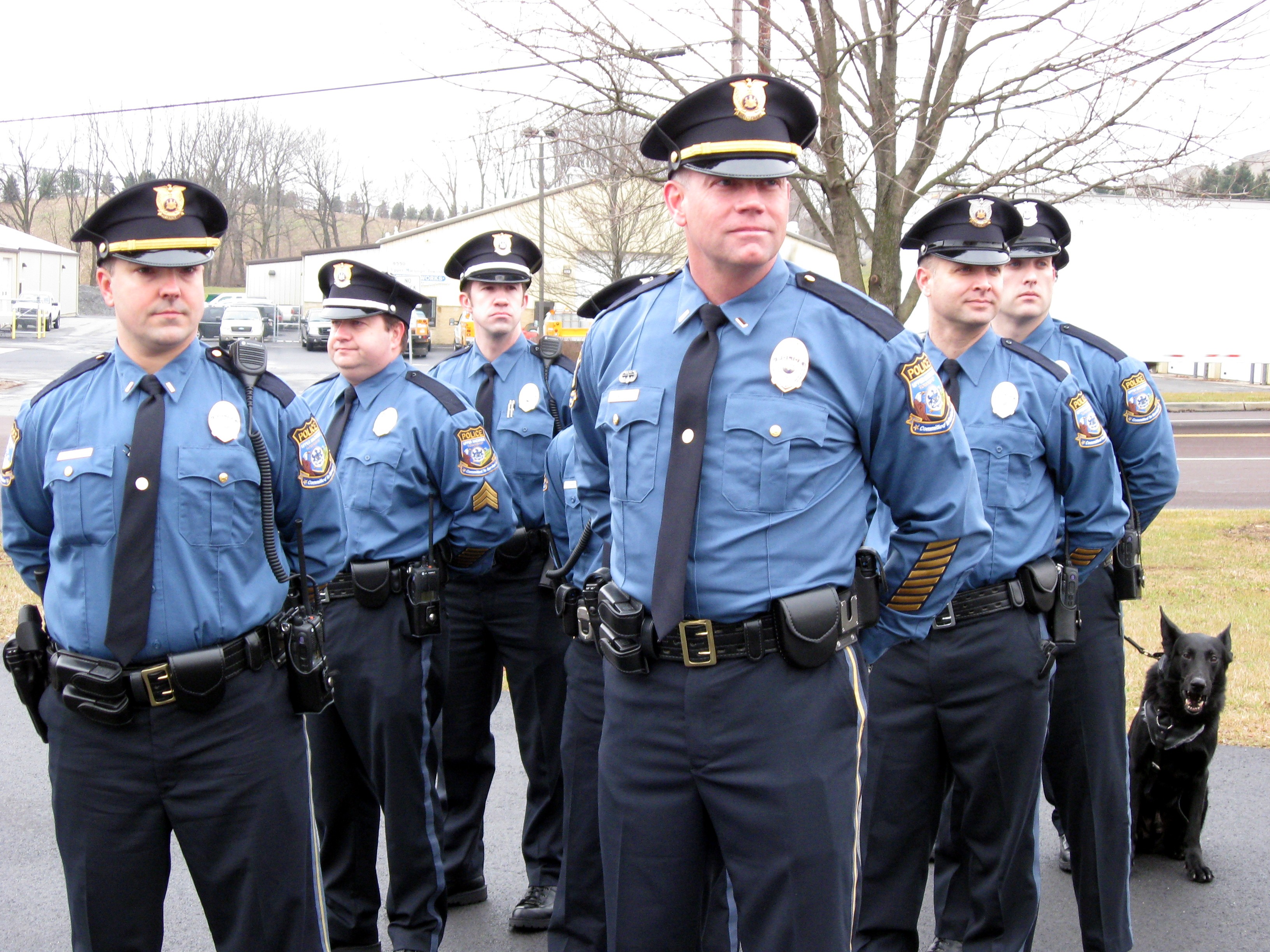 E polis. Форма полиции США. Полицейская форма США. Полицейский в синей форме. Обмундирование полиции США.