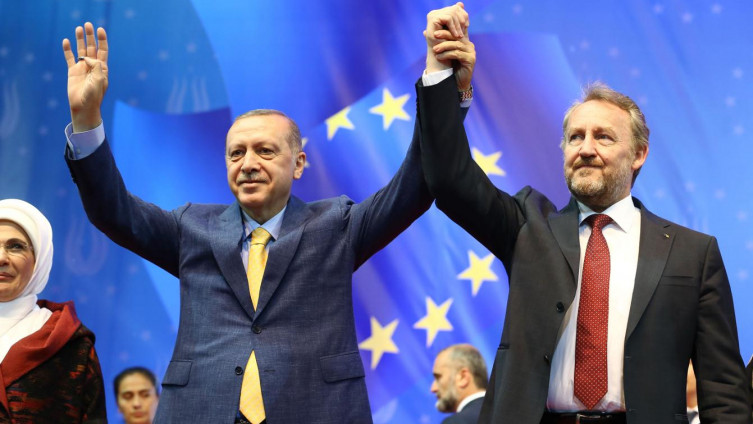 Skandalozan gest turskog predsjednika: Erdoan u Sarajevu s pozdravom terorističkog  Muslimanskog bratstva 873x400