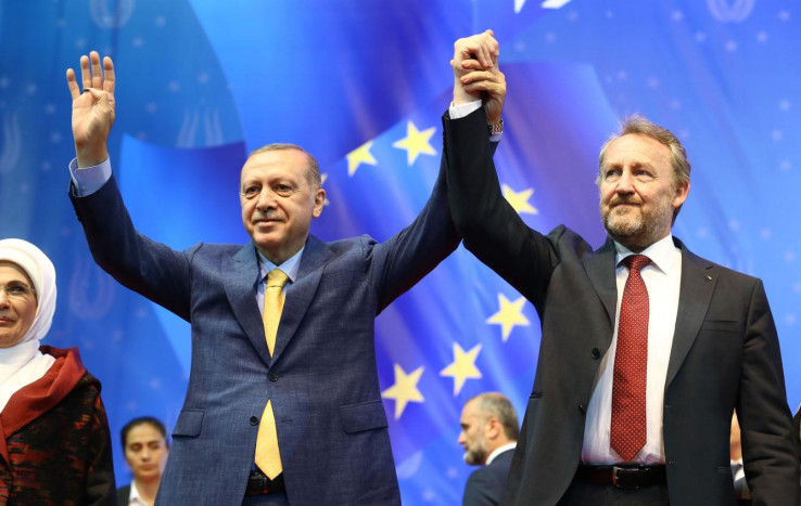 Skandalozan gest turskog predsjednika: Erdoan u Sarajevu s pozdravom terorističkog  Muslimanskog bratstva W873