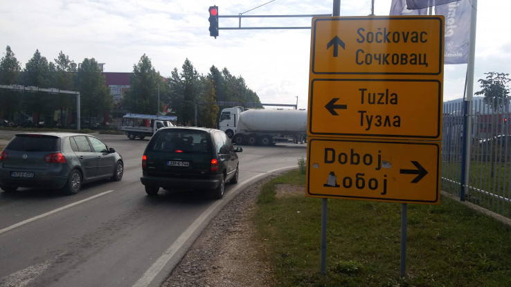 Raskrsnica i semafori na putu za Sočkovac