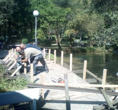 Mijenjanje rukohvata na mostovima na  Vrelu Bosne 
