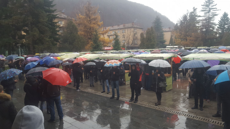 Ni kiša nije spriječila nekoliko stotina Novotravničana da pošalju upozorenje nadležnima