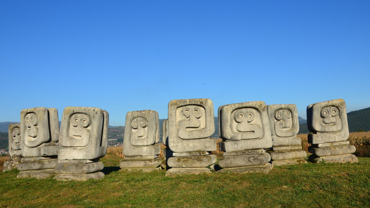 Spomenik žrtvama fašizma na lokalitetu Smrike sastoji se od 12 kamenih kenotafa 