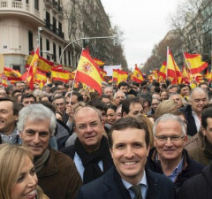 Noseći katalonske zastave, narod je pozdravljao govornike