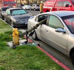 Vlasnika Nissana, osim štete na automobilu, sačekala je i kazna zbog blokiranja hidranta