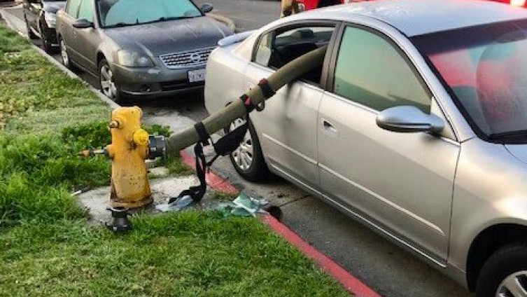 Vlasnika Nissana, osim štete na automobilu, sačekala je i kazna zbog blokiranja hidranta