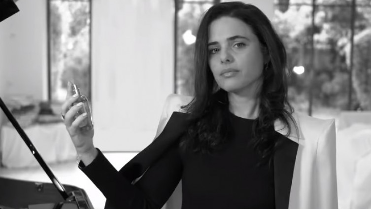 Izraelska ministrica u predizbornom spotu šprica se parfemom "Fašizam" 873x400
