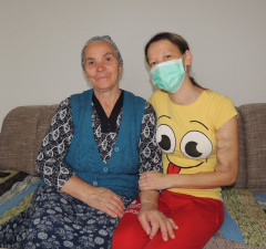 Mirzeta s majkom Nurom: Skromna šehidska penzija i naknada za tuđu njegu i pomoć nisu dovoljne za terapiju 