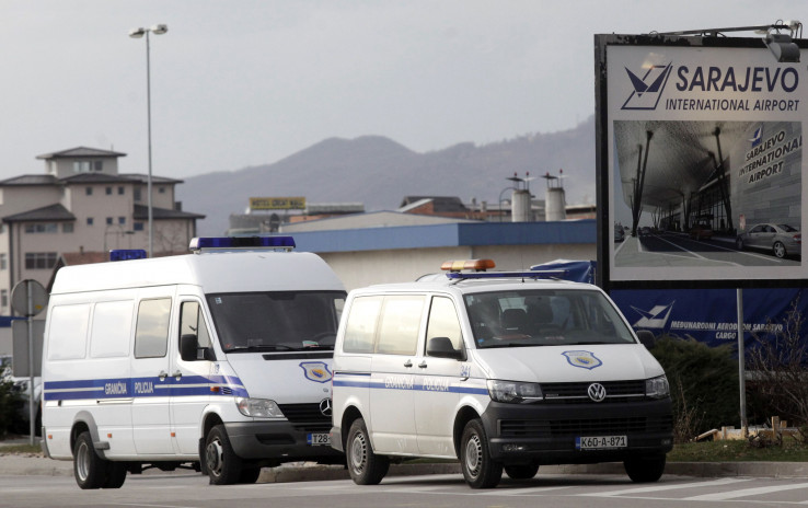 Pripadnici Granične policije Aerodroma Sarajevo predali ga Moskvi  - Avaz, Dnevni avaz, avaz.ba