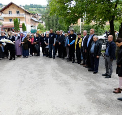 Polaganjem cvijeća na spomen-obilježje šehidima i poginulim borcima u dvorištu Osnovne škole "Mustafa Busuladžić" obilježena godišnjica