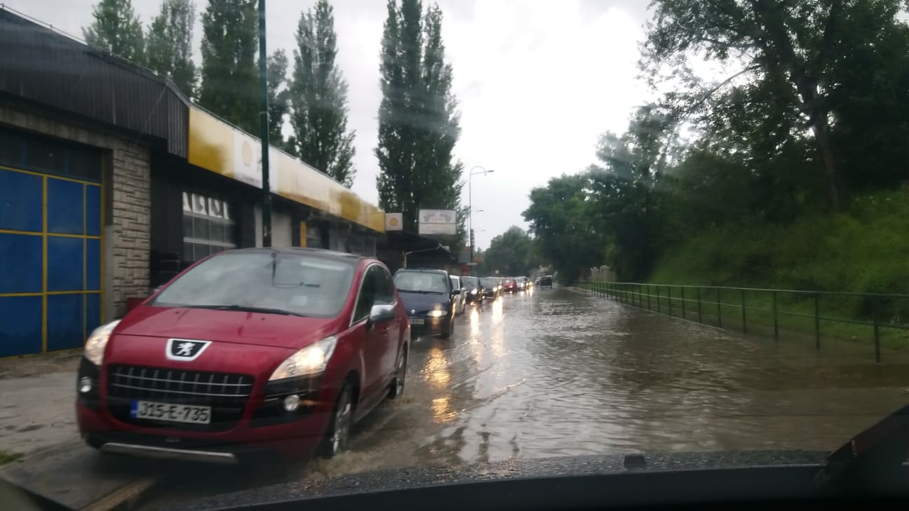 Jako Nevrijeme Pogodilo Sarajevo: U Ulici Safeta Zajke Saobraćaj Se ...