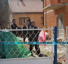 Policija na uviđaju ispred kuće ubijene Almase Bilkić 