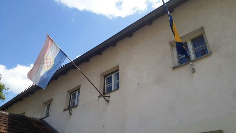 Na zgradi ambulante u mjesnoj zajednici Dokanj, udaljenoj pet kilometara od centra Tuzle, postavljena je zastava Republike Hrvatske.  873x400
