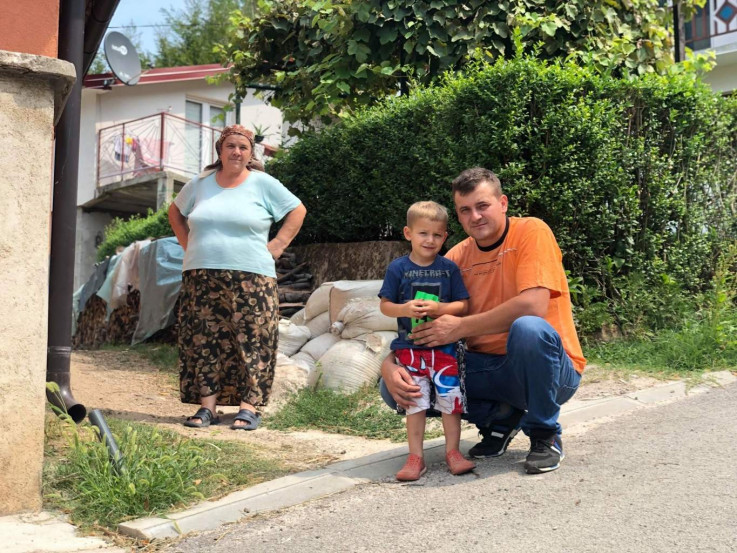 Nana Sedija Mešeljević, Amer i sin Demir ispred porodične kuće