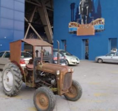 Traktor ispred Maksimira