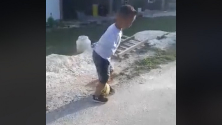 Dječak bez ruku oduševio fudbalskim umijećem