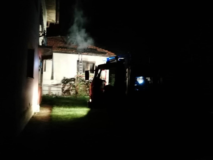 Vatrogasci gase požar na porodičnoj kući