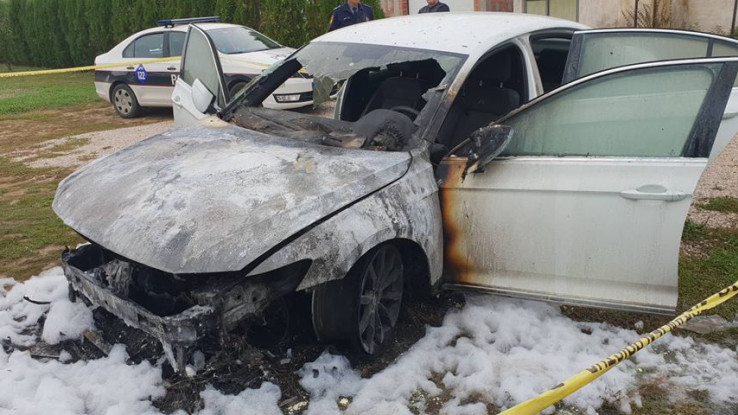 Automobil potpuno uništen - Avaz, Dnevni avaz, avaz.ba