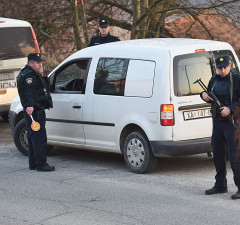 Policija s dugim cijevima u Karlovcu 