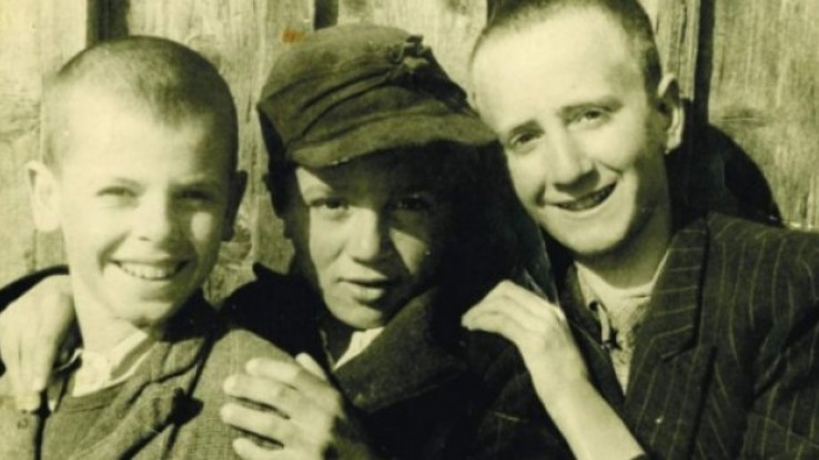 Mladi Muhamed (desno) sa prijateljima iz djetinjstva - Avaz, Dnevni avaz, avaz.ba