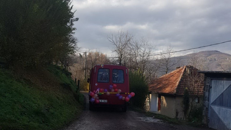 Minibus okićen balonima  - Avaz, Dnevni avaz, avaz.ba
