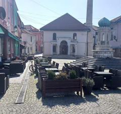 Zatvoreni ugostiteljski objekti i prazne bašte u gradovima širom BiH
