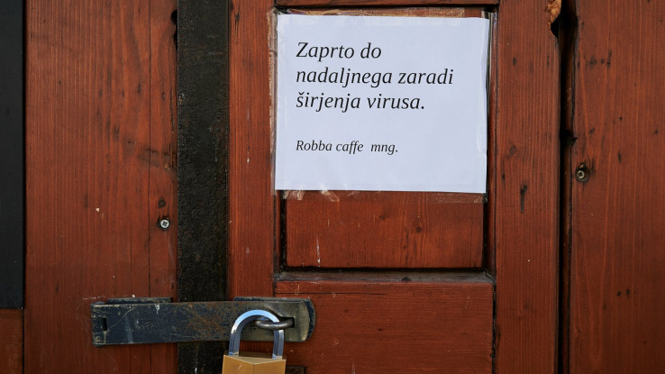 Kretanje u grupama dopušteno samo za porodice i službene osobe - Avaz, Dnevni avaz, avaz.ba