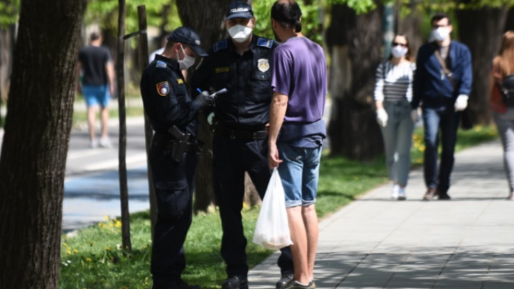 Policija piše kaznu muškarcu bez maske i rukavica - Avaz, Dnevni avaz, avaz.ba