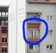 Zastava Hrvatske na balkonu zgrade