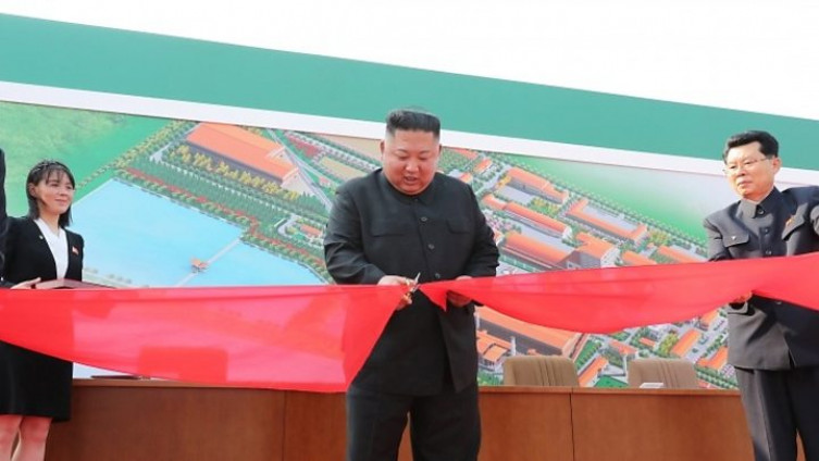 Mediji u Pjongjangu su prikazali u subotu video kako Kim presjeca vrpcu na ceremoniji otvaranja fabrike