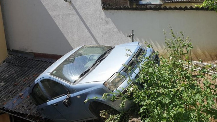 Automobil završio na krovu - Avaz, Dnevni avaz, avaz.ba