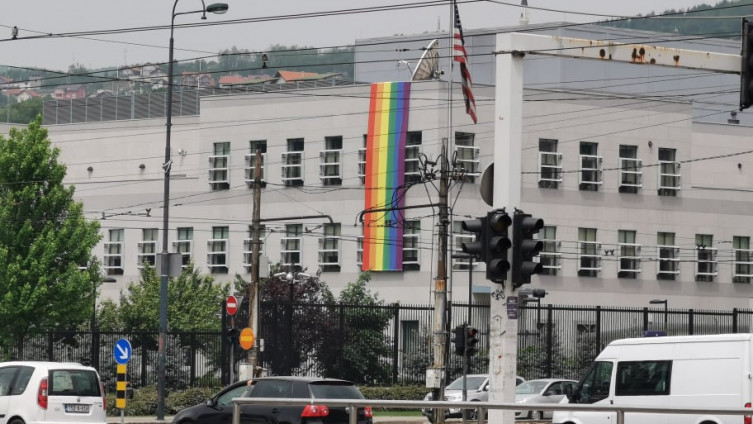 Američka ambasada u Sarajevu Zastavom duginih boja obilježava Međunarodni dan borbe protiv homofobije i transfobije 873x400