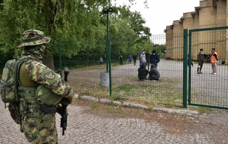 Vojska čuva migrante u Šidu - Avaz, Dnevni avaz, avaz.ba