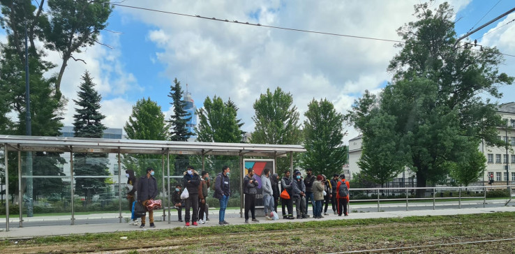 Migranti čekaju tramvaj - Avaz, Dnevni avaz, avaz.ba