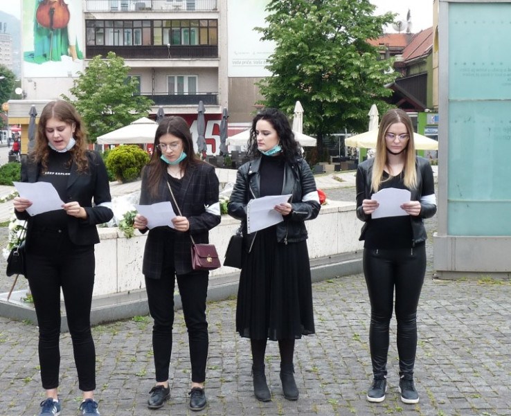 Zenički studenti iščitali imena ubijenih - Avaz, Dnevni avaz, avaz.ba