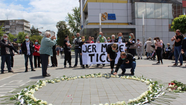 Građani u znak sjećanja na ubijenu djecu, na trgu u centru grada ostavili bijele ruže na kojima su ispisana imena ubijene djece - Avaz, Dnevni avaz, avaz.ba
