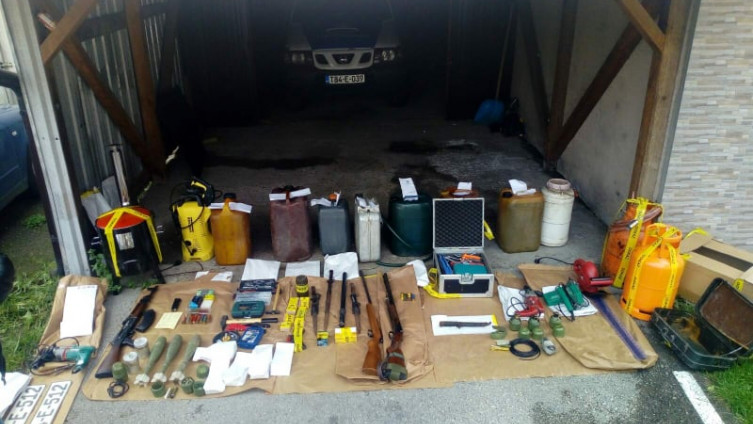 Policija u Stanarima pronašla i oduzela arsenal oružja